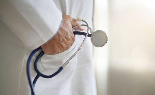 65歲老人給孫女換尿不濕,發現孫女下邊長有肉疙瘩 醫生 陰陽人